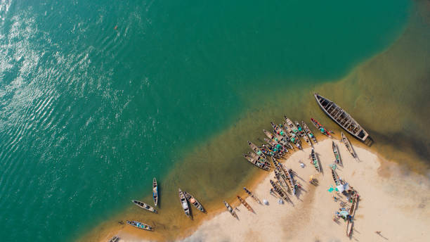 foto drone do lago nokoue (cotonou - república do benim) - benim - fotografias e filmes do acervo