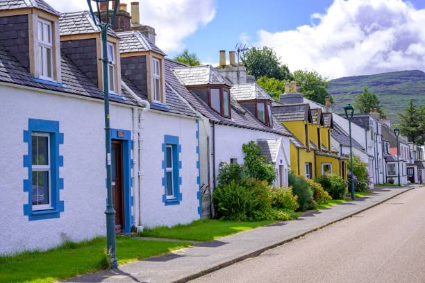 shieldaig village with row of houses - cottage scotland scottish culture holiday imagens e fotografias de stock