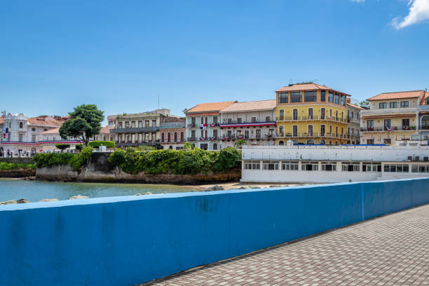 kolorowe budynki nad morzem w panama city - panama canal panama canal panama city zdjęcia i obrazy z banku zdjęć