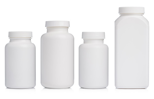 Botellas de plástico en blanco con suplementos o medicamentos aislados sobre blanco photo