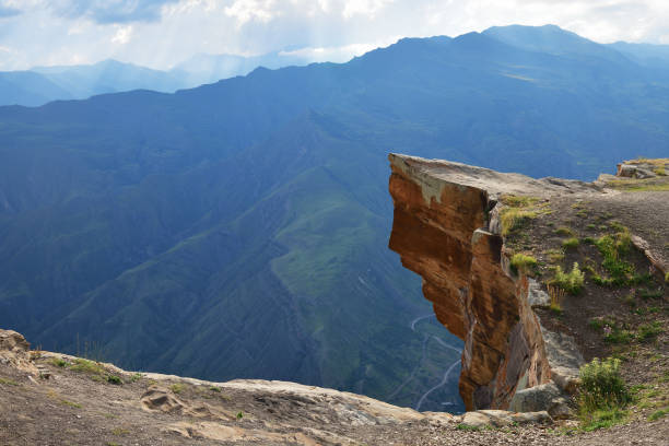 hermoso paisaje de montaña de daguestán, rusia - mountain mountain peak environment caucasus fotografías e imágenes de stock