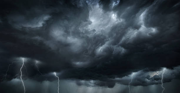 cielo scuro fragoroso con nuvole nere e fulmini lampeggianti. vista panoramica. concetto sul tema del tempo, disastri naturali, tempeste, tifoni, tornado, temporali, fulmini, fulmini. - tornado storm disaster storm cloud foto e immagini stock