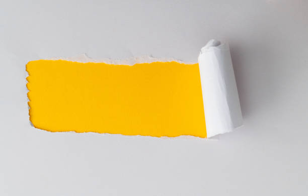구멍을 찢는 백서 - rolled up paper wrapping paper color image 뉴스 사진 이미지