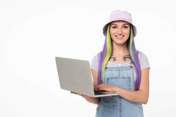 現代の若い10代の白人女性女の子のヒップスターは、リモートワーク、eラーニング、eバンキング、白い背景で隔離されたサーフィンソーシャルメディアのためのカメラを見て、ラップトップ - netbook white laptop computer ストックフォトと画像