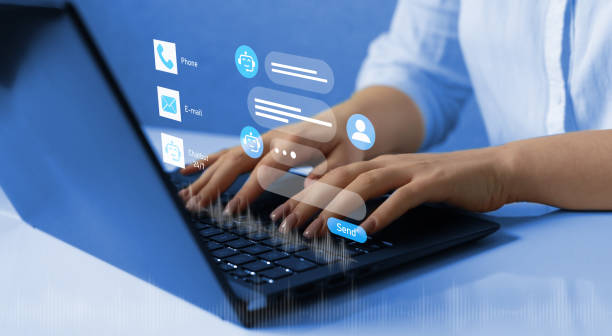 Chat bot  service concept. Virtual assistant and CRM software automation technology. Customer using online service with chat bot to get support. Chat bot  service concept. Virtual assistant and CRM software automation technology. Customer using online service with chat bot to get support CRM stock pictures, royalty-free photos & images