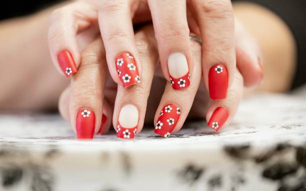 daisy flower nail art design - red nail polish zdjęcia i obrazy z banku zdjęć