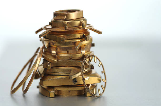 aurum, au 표시가있는 오래된 금도금 시계 케이스가 많이 있습니다. - gold jewelry scrap metal broken 뉴스 사진 이미지