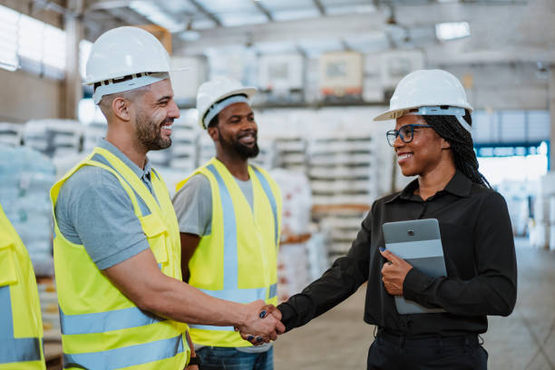 공장 창고에 있는 일 팀 - foreman factory businesswoman latin american and hispanic ethnicity 뉴스 사진 이미지