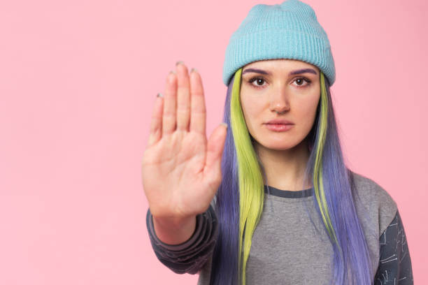 jovem adolescente caucasiana mulher hipster mostrando sinal de gesto stop com a palma isolada em fundo rosa. conceito proibido e proibido - protest stop gesture stop sign no - fotografias e filmes do acervo