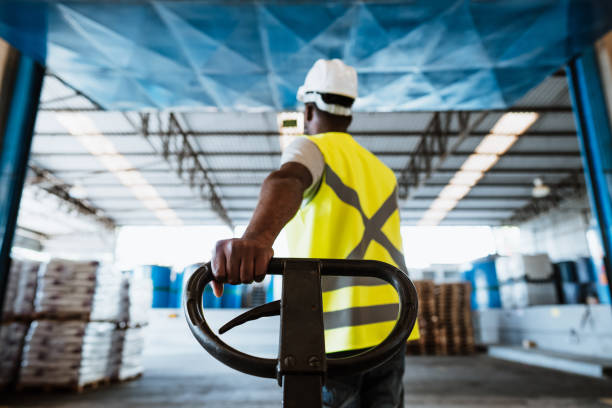 trabajador en la fábrica - carretilla industrial fotografías e imágenes de stock