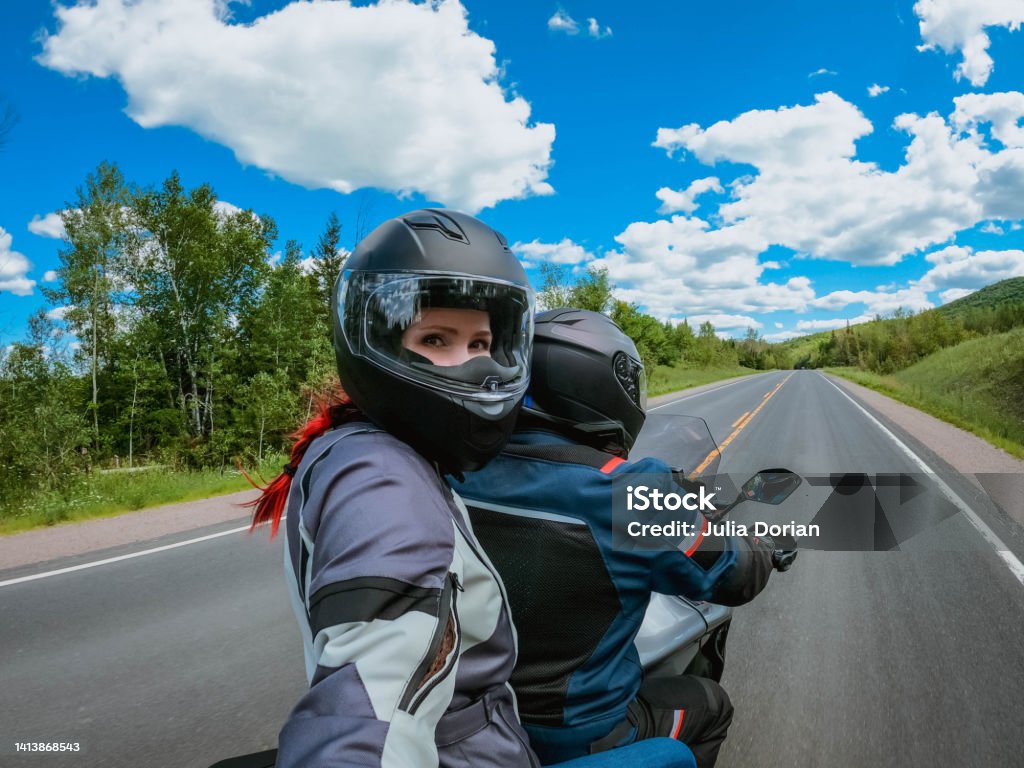 Hành khách xe máy người phụ nữ trẻ đội mũ bảo hiểm làm cho selfie trên camera hành động trong khi đi trên lưng của xe máy trên một con đường cảnh quan trống rỗng - Trả phí Bản quyền Một lần Mô tô - Xe động cơ trên đường bộ Bức ảnh sẵn có Hành khách xe máy người phụ nữ trẻ đội mũ bảo hiểm làm cho selfie trên camera hành động trong khi đi trên lưng của xe máy trên một con đường cảnh quan trống rỗng - Trả phí Bản quyền Một lần Mô tô - Xe động cơ trên đường bộ Bức ảnh sẵn có