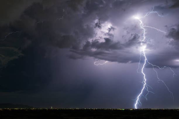 coup de foudre dans un orage - thunderstorm lightning storm monsoon photos et images de collection