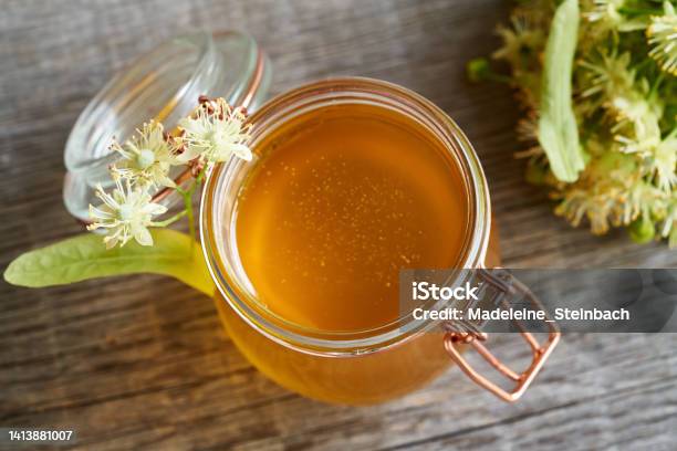 Foto de Preparação Do Xarope Caseiro De Encontro À Tosse Das Pontas Spruce  Novas e mais fotos de stock de Açúcar Turbinado - iStock