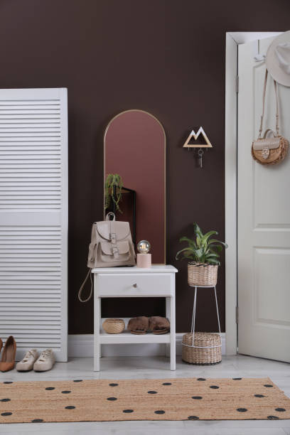 intérieur de couloir moderne avec des meubles blancs élégants et un cintre en bois pour les clés sur le mur brun - nobody brown matrial shoe cupboard photos et images de collection