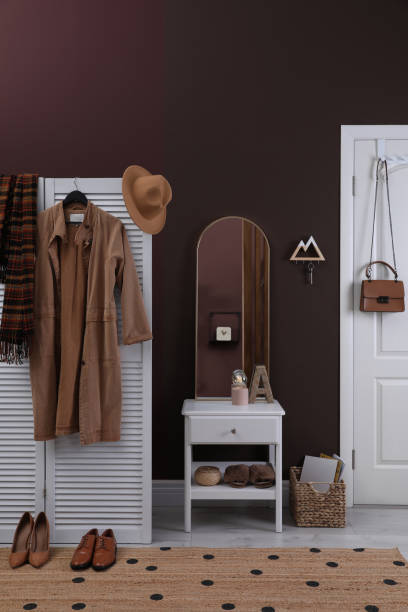 intérieur de couloir moderne avec des meubles blancs élégants et un cintre en bois pour les clés sur le mur brun - nobody brown matrial shoe cupboard photos et images de collection