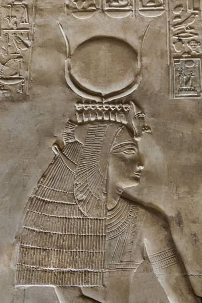 la déesse hathor au temple de séthi ier à abydos. sohag . égypte. - isis photos et images de collection