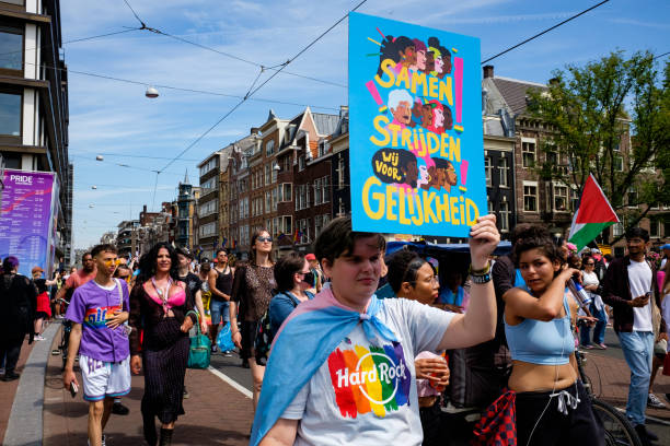 pride walk 2022 in amsterdam - feier und protest - city amsterdam urban scene gay parade stock-fotos und bilder