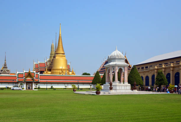 ogród z pomnikiem króla ramy iv - bangkok, tajlandia - prasart phra debidorn zdjęcia i obrazy z banku zdjęć