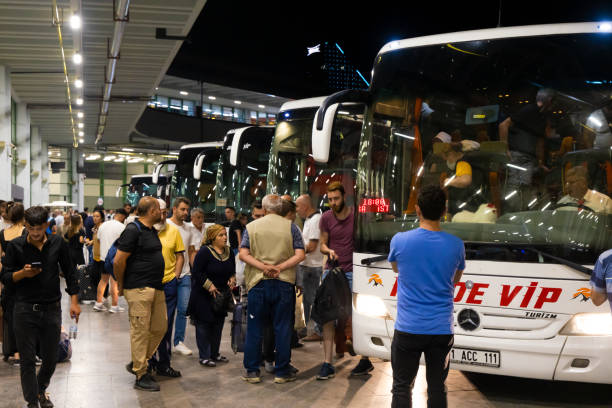 personas y autobuses esperando en una terminal de autobuses en turquía - estación de autobús fotografías e imágenes de stock