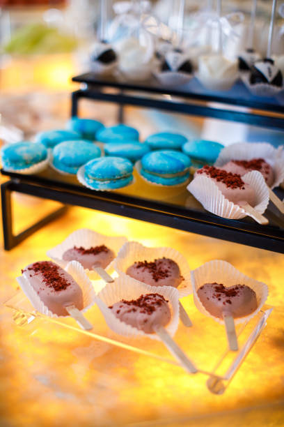 file di dessert sul tavolo del matrimonio - cake multi colored layered photography foto e immagini stock