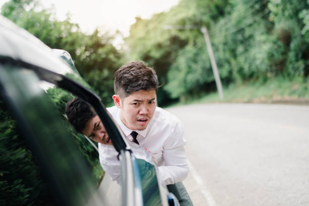 山道で壊れた車を押し倒すアジア人ビジネスマン、緊急通報コンセプト。 - heat effort emotional stress business ストックフォトと画像