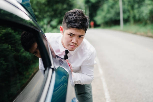 azjatycki biznesmen pchający zepsuty samochód na górskiej drodze, koncepcja połączenia alarmowego. - heat effort emotional stress business zdjęcia i obrazy z banku zdjęć