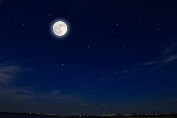 도쿄 만 지역 위로 솟아오르는 보름달 - moon moon surface full moon night 뉴스 사진 이미지