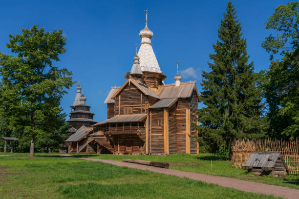 blick auf die kirche mariä himmelfahrt und die kirche st. nikolaus im nowgoroder museum für volksholzarchitektur von vitoslavlitsa an einem sonnigen sommertag, weliki nowgorod, russland - novgorod stock-fotos und bilder