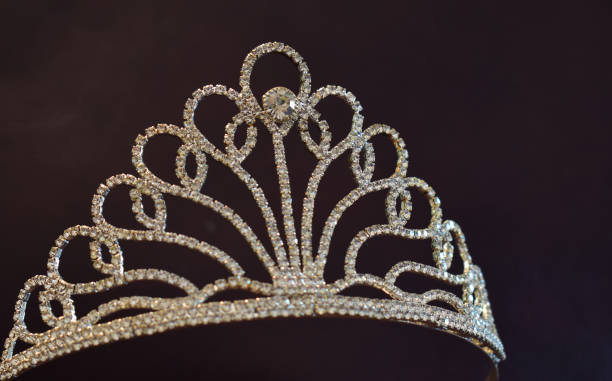 istock crow diamondjewelry 1413918128