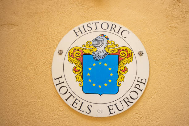 クレタ島のレシムノンタウンの歴史的なホテルヨーロッパの記章、ギリシャ - flag greece european union flag coat of arms ストックフォトと画像
