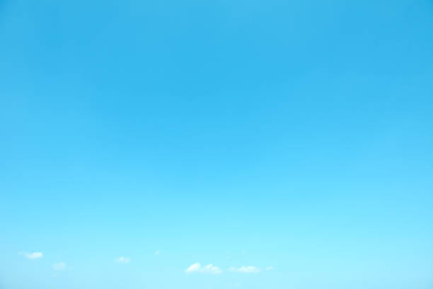 светло-голубой фон неба - ясное небо стоковые фото и изображения