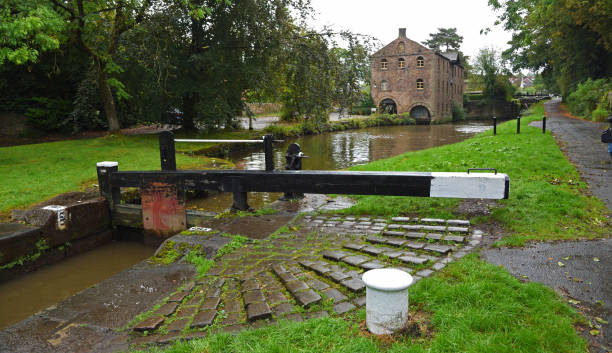 marple flight locks und lockside mill cheshire england. - stockport stock-fotos und bilder