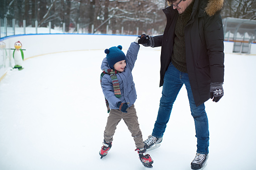 Child learns ice-skating