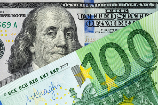 cento dollari usa e banconote da 100 euro. disposizione diagonale. cambio valuta, transazioni valutarie, concetto di commercio internazionale - currency exchange currency european union currency dollar foto e immagini stock