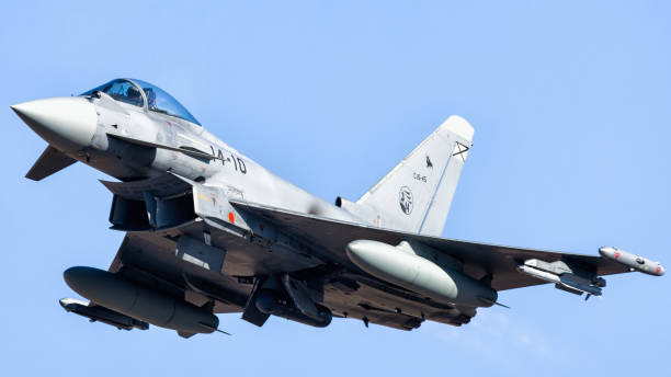 青い冬の空の日に空中操縦をしているスペイン空軍のユーロファイタータイフーン。 - airshow airplane weather military ストックフォトと画像