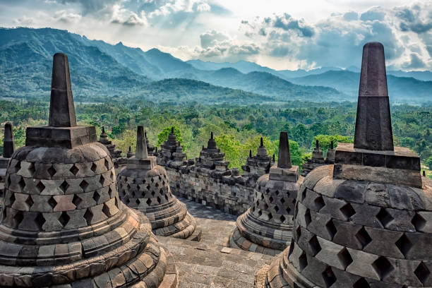 комплекс боробудур в центральной части явы, индонезия - borobudur ruins стоковые фото и изображения