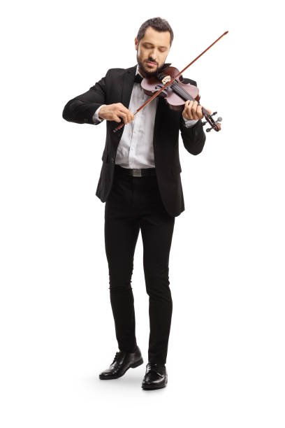 retrato de cuerpo entero de un hombre elegante tocando un violín - violinista fotografías e imágenes de stock