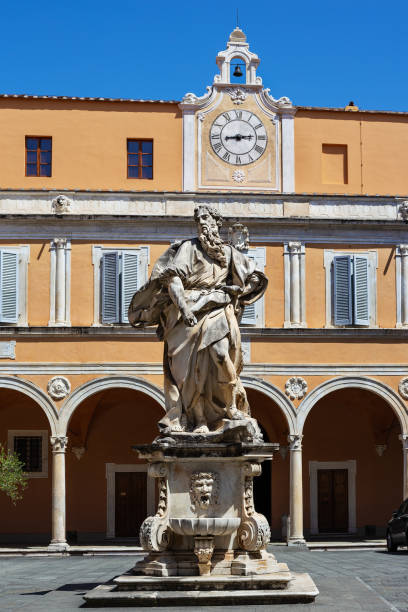 rzeźba na dziedzińcu palazzo dell arcivescovado w. - caritas zdjęcia i obrazy z banku zdjęć