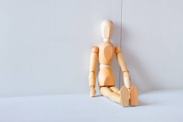 concept de solitude et d’abandon avec une poupée en bois comme modèle - doll wood sadness depression photos et images de collection