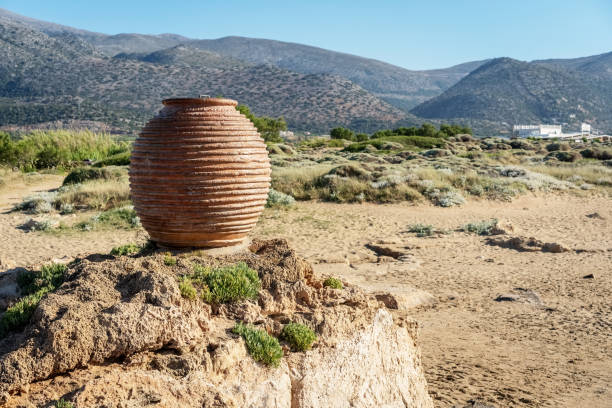 antica anfora koronios dalla decorazione del mare nella spiaggia di potamos, malia, vicino a heraklion. isola di creta, grecia. - greece crete beach island foto e immagini stock