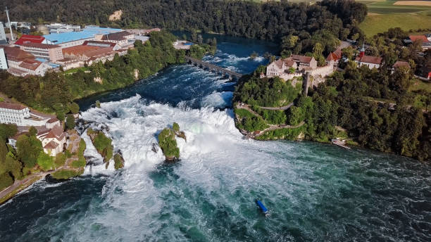 panorama aérien des chutes du rhin, la plus grande chute d'eau en suisse et en europe. - rhine falls photos et images de collection