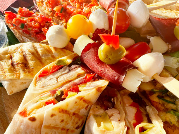 おいしい前菜付きのスレートトレイの高角度ビュー - salami sausage portion decoration ストックフォトと画像