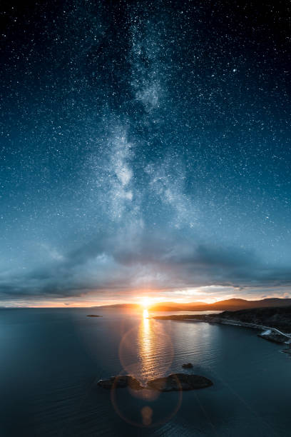 壮大な夕日と天の川の星。風景の精神性と静けさ。 - 静水 ストックフォトと画像