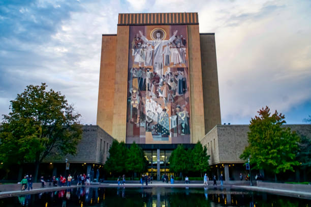 notre-dame, au crépuscule - university of notre dame photos et images de collection