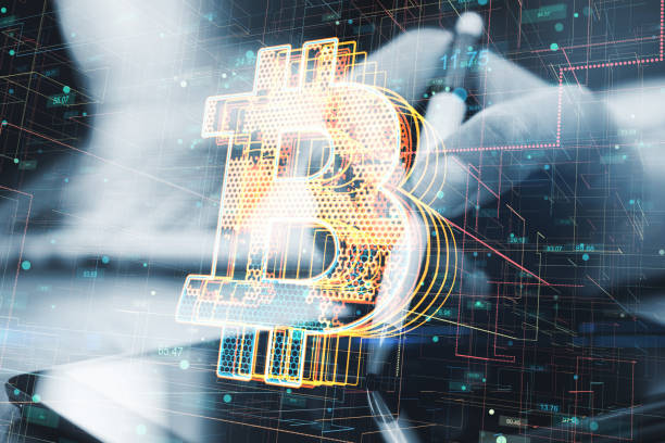 Close up of businessman hands using digital pad with pen on desktop with creative glowing bitcoin hologram on blurry background. Cryptocurrency and finance concept. Double exposure primer plano de las manos de los hombres de negocios usando una almohadilla digital con bolígrafo en el escritorio con un holograma de bitcoin brillante creativo sobre un fondo borroso. concepto de criptomoneda y finanzas. doble exposición.