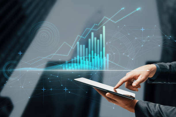 Close up of businessman hand pointing at tablet with abstract glowing polygonal business graph hologram with growing arrow on blurry city background. Financial growth, market and trade concept primer plano de la mano del hombre de negocios señalando la tableta con un holograma abstracto de gráfico de negocios poligonal brillante con una flecha creciente sobre el fondo borroso de la ciudad. crecimiento financiero, concepto de mercado y comercio