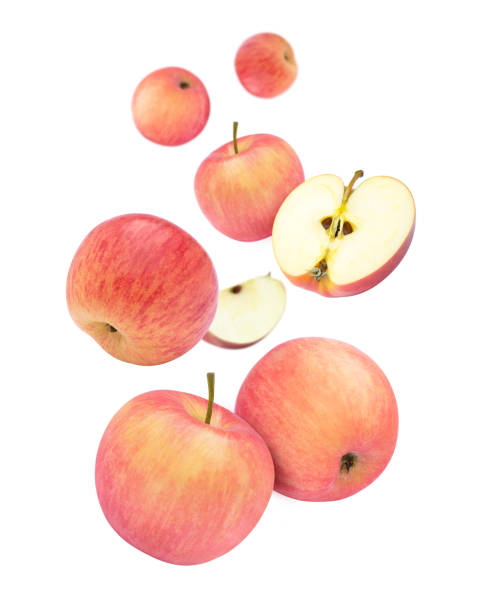 manzana fuji rosa aislada sobre fondo blanco. - drop red delicious apple apple fruit fotografías e imágenes de stock