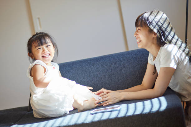 mãe jovem e filha de 3 anos de idade - west old house decor - fotografias e filmes do acervo