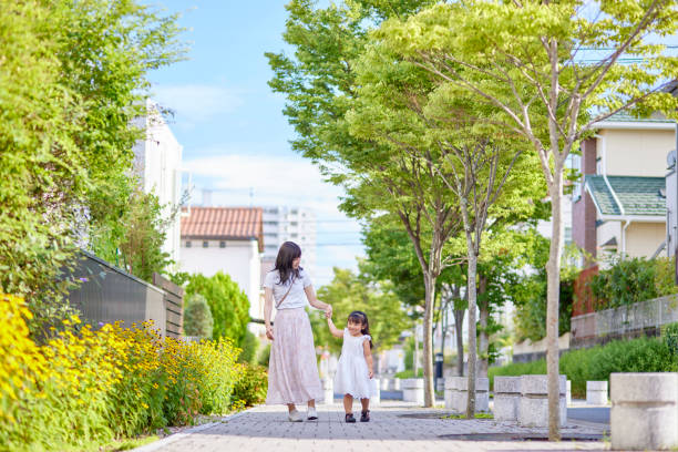 istock young mom and 3 year old daughter 1414020581