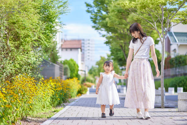 istock young mom and 3 year old daughter 1414020582